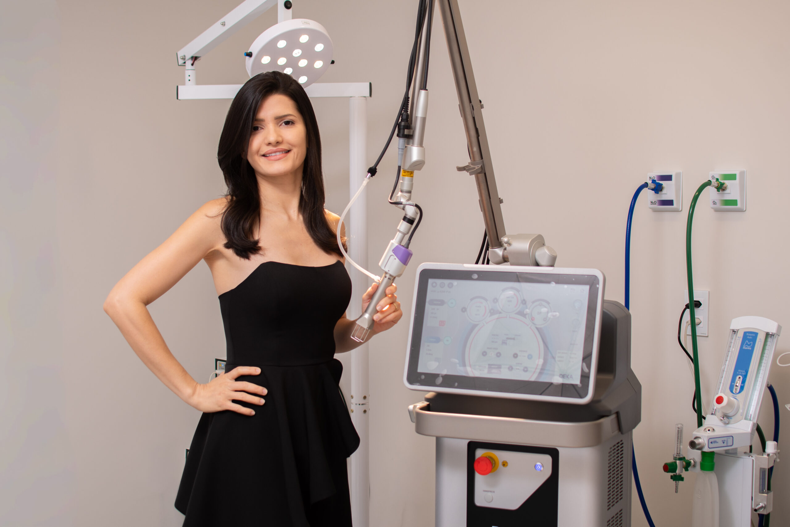 Dra. Maria Wyramara ao lado do laser CO₂ DuoGlide no Instituto